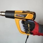 سشوار صنعتی دیمردار 2800 وات اینتیمکس مدل 0710دارای المنت  2800 وات  دارای قابلیت  تنظیم حرارت به صورت دیمردار از 350 الی 600 درجه سانتی گراد  دارای  بدنه ی محکم و نشکن